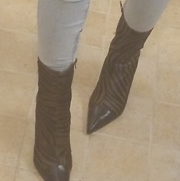 Designer fur , zebra printed pointed toe heels ❤ - Picture 3 of 3